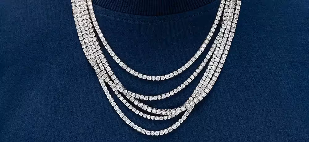 The man with Icebox Outstanding Pendants on the neck